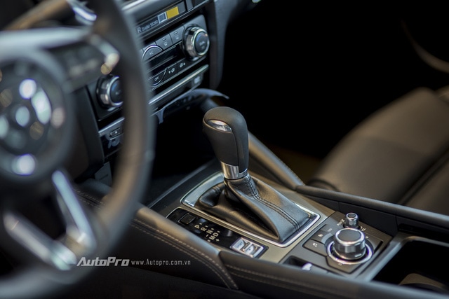 ​Hộp số trang bị trên Mazda6 2.5L Premium là loại tự động 6 cấp có tích hợp thêm chế độ Sport