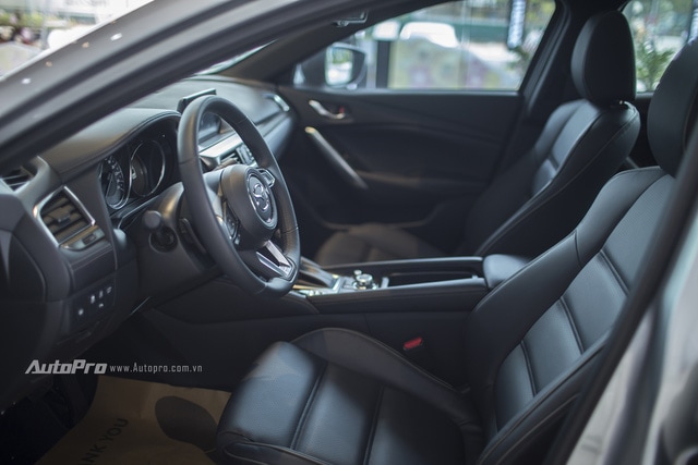 Không gian nội thất bên trong Mazda6 2.5L Premium vẫn giữ vẻ thể thao